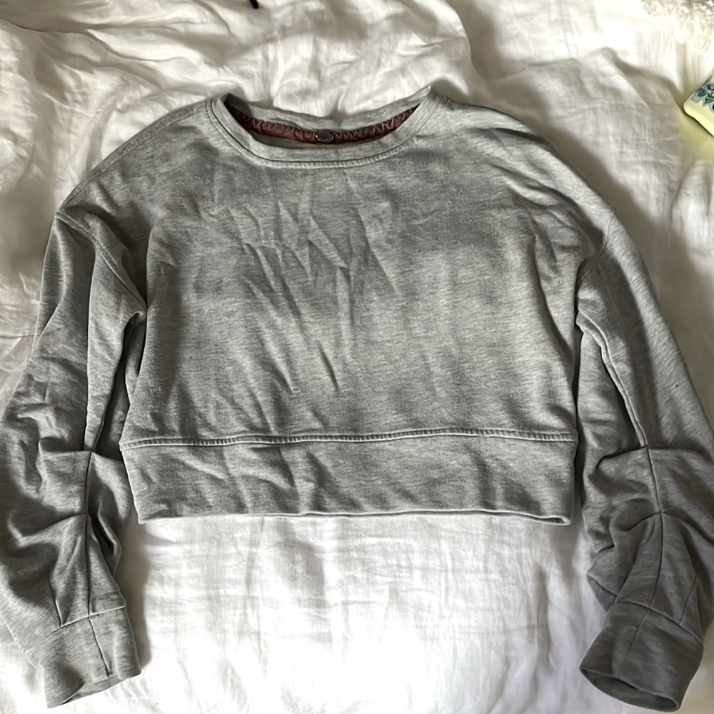 Cupio Grey Cropped Sweatshirt Pullover Crewneck